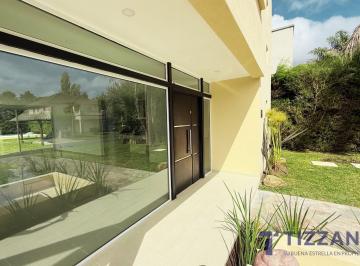 Casa · 215m² · 5 Ambientes · 6 Cocheras · Casa en Venta en Village del Parque