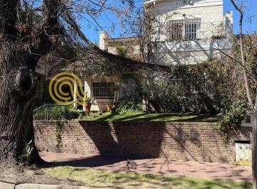 Casa de 7 ambientes, San Isidro · Casa en Beccar - 5 Dorm - 2 Plantas - 518 m² - Jardin - Pileta - Quincho