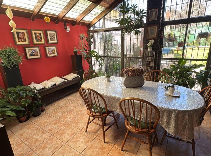 Casa · 280m² · 4 Dormitorios · 2 Cocheras