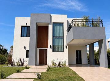 Casa · 215m² · 5 Ambientes · 1 Cochera · Casa a La Venta en La Providencia - Canning