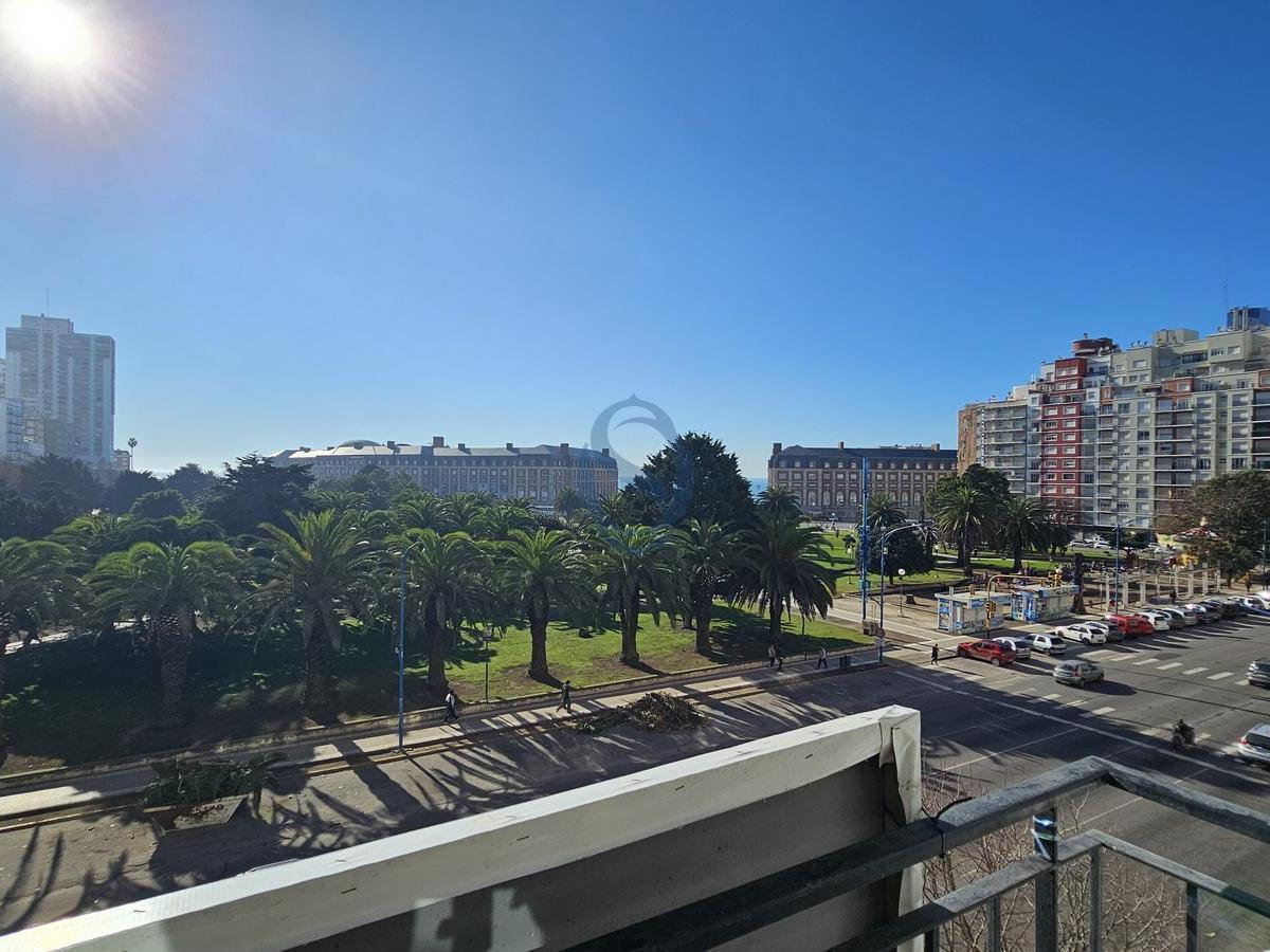 Departamento de 2 ambientes con dependencia y balcón saliente frente a Plaza Colón