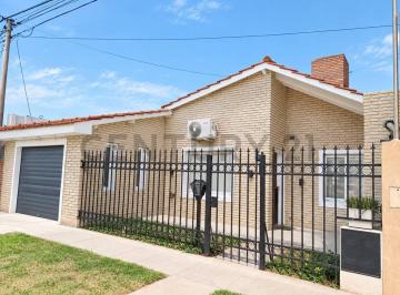 Casa · 168m² · 8 Ambientes · 1 Cochera · Casa 3 Dorm. - Venado Tuerto