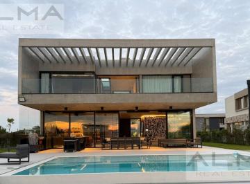 Casa · 257m² · 5 Ambientes · 2 Cocheras · Casa en La Providencia