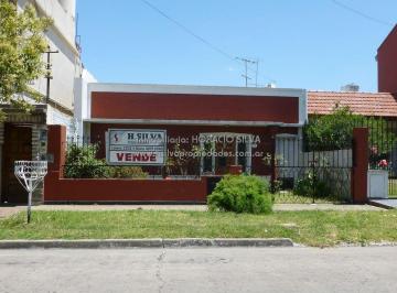 Casa · 90m² · 3 Ambientes · 1 Cochera · Casa de Material C/ Jardín y Fondo / Lanus Oeste