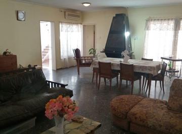 Casa · 160m² · 6 Ambientes · 1 Cochera · Casa en Barrio Santa Ana