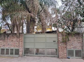 Casa · 140m² · 4 Ambientes · 7 Cocheras · Excelente Ubicación!