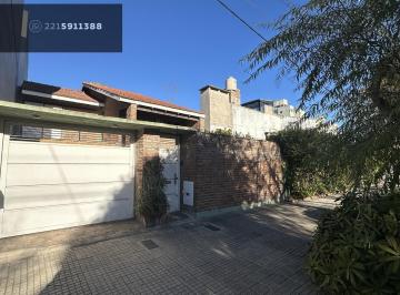 Casa · 147m² · 5 Ambientes · 2 Cocheras · Casa de Tres Dorm.. 43 Entre 27 y 28