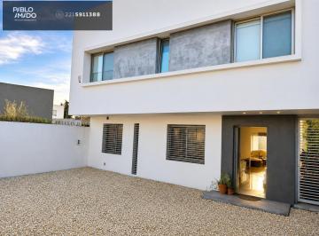 Casa · 158m² · 9 Ambientes · 2 Cocheras · Venta de Casa 4 Dorm., Suite, Vestidor, Escritorio, Pileta y Cocheras