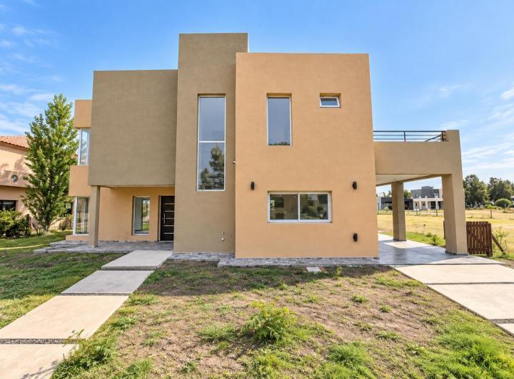 Casa · 165m² · 4 Ambientes · 2 Cocheras