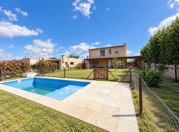 Casa · 140m² · 4 Ambientes · 3 Cocheras · Casa en Venta en Barrio San Ramiro, Pilar del Este