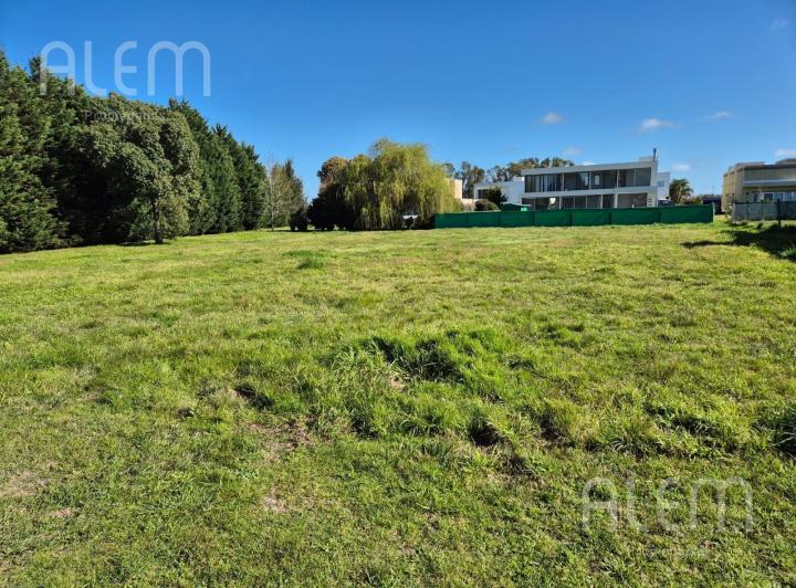 Terreno · 1400m²