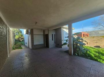 Casa de 4 ambientes, Berazategui · Venta de Casa de 4 Ambientes con Garage y Fondo en Berazategui