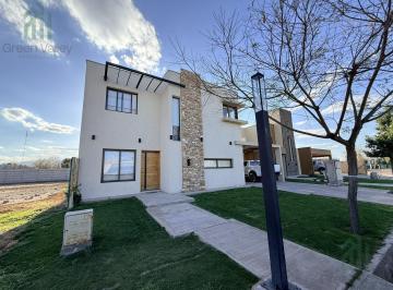 Casa · 120m² · 4 Ambientes · 2 Cocheras · Casa en Venta en Barrio Privado Alba de Tanqay