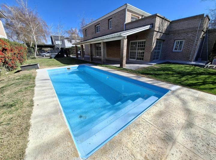 Casa · 180m² · 3 Dormitorios · 2 Cocheras