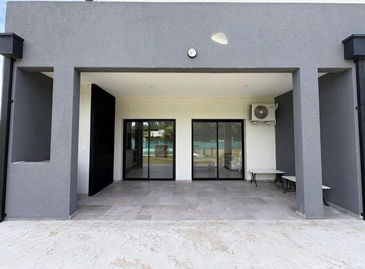 Casa · 94m² · 4 Ambientes · 2 Cocheras