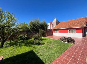 Casa · 139m² · 4 Ambientes · 1 Cochera · Venta Casa 4 Amb Chalet Apto Credito