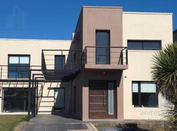 Casa · 290m² · 4 Dormitorios · 1 Cochera · Casa en General Roca