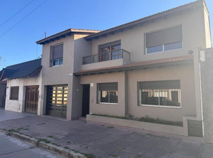 Casa · 240m² · 6 Ambientes · 1 Cochera