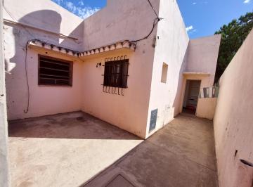 Casa en Alquiler de 4 ambientes Barrio Industrial · Casa de Pasillo