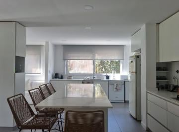 Casa · 350m² · 8 Ambientes · 2 Cocheras · Casa en Alquiler en Santa Bárbara, 5 Dorm., Desde 23/12, Ene y Feb