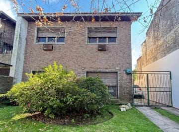 Casa · 250m² · 5 Ambientes · 2 Cocheras · Venta de Casa en Las Lomas Para Actualizar
