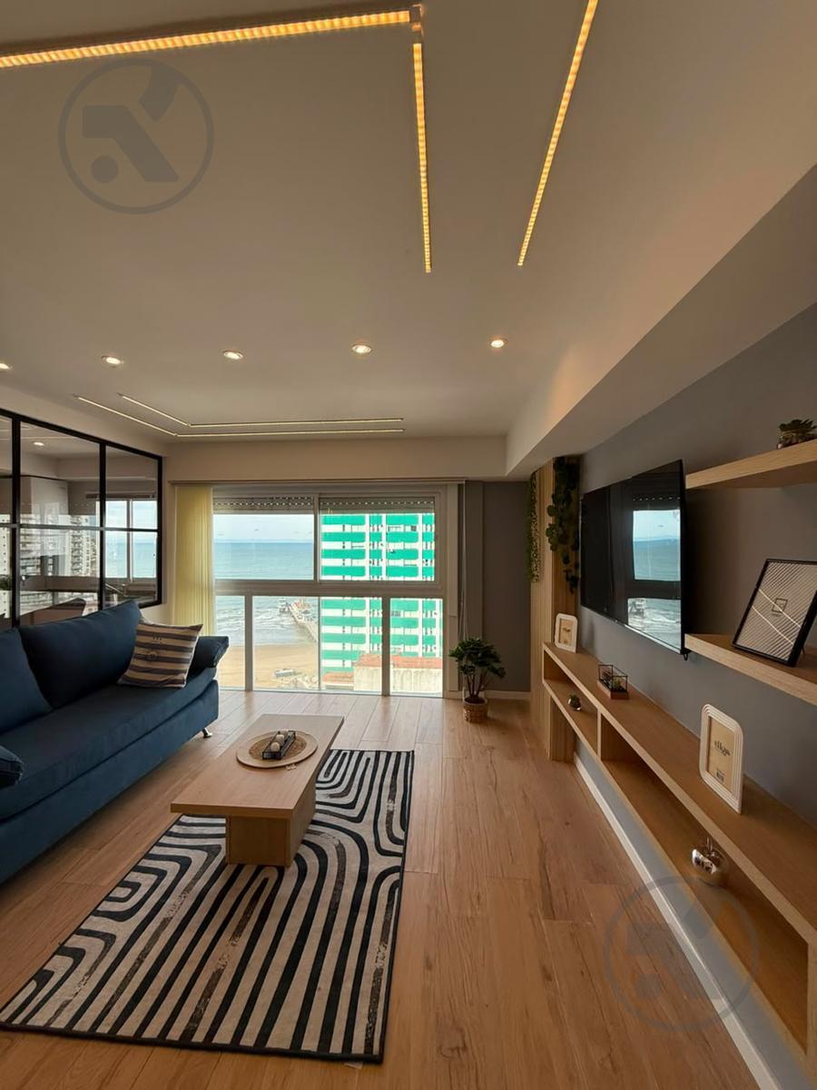 Ofrecemos en venta departamento de 3 ambientes con vista al mar, balcón al frente y con cochera cubierta.