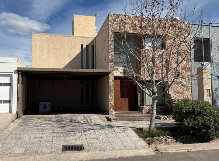 Casa · 200m² · 4 Ambientes · 2 Cocheras