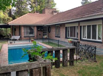 Casa · 140m² · 4 Ambientes · 1 Cochera · Casa en Alquiler de 4 Ambientes con Piscina - Golfers Country Club - Pilar - Permuta