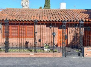 Casa · 120m² · 3 Ambientes · 2 Cocheras · Chalet de 3 Ambientes con Cochera y Fondo Libre.