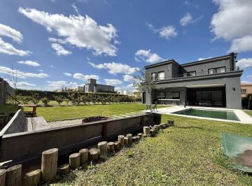 Casa · 210m² · 5 Ambientes · 4 Cocheras · Casa Venta 5 Ambientes Barrio Privado Santa Ana
