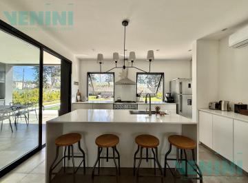 Casa · 210m² · 5 Ambientes · 4 Cocheras · Casa Venta 5 Ambientes Barrio Privado Santa Ana Villa Nueva