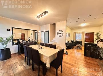 Casa · 250m² · 5 Ambientes · 2 Cocheras · Casa 5 Ambientes con Pileta y Quincho en Venta en Moron