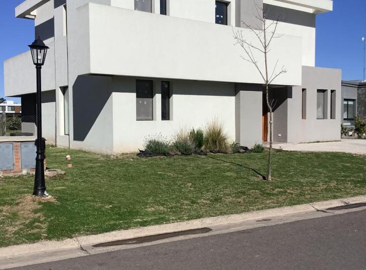 Casa · 239m² · 5 Dormitorios · 2 Cocheras