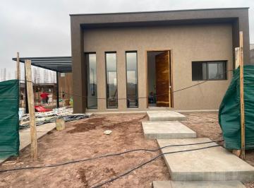 Casa · 130m² · 4 Ambientes · 2 Cocheras · Casa en Venta en Lar de Terrada a Estrenar. Permuta