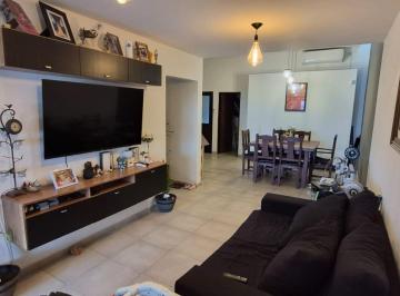 Casa · 105m² · 4 Ambientes · 2 Cocheras · Dúplex en Docta 2 Dorm., Pileta y Quincho