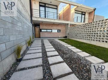 PH · 180m² · 3 Ambientes · 1 Cochera · En Venta PH con Diseño - Alberdi - Plottier
