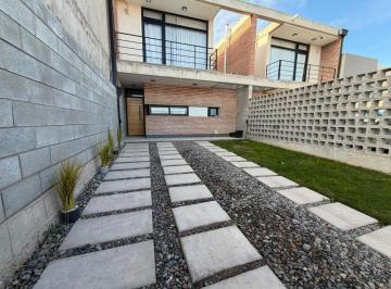 PH · 180m² · 3 Ambientes · 1 Cochera · En Venta PH con Diseño - Alberdi - Plottier