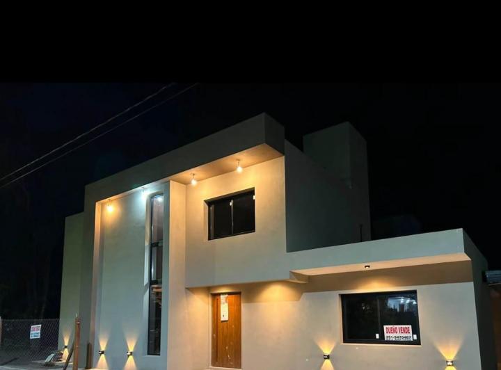 Casa · 200m² · 8 Ambientes · 1 Cochera