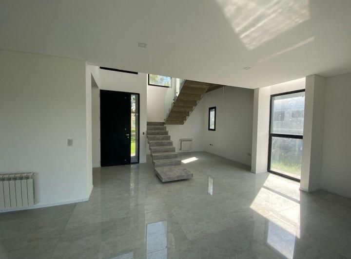 Casa · 195m² · 4 Ambientes · 3 Cocheras
