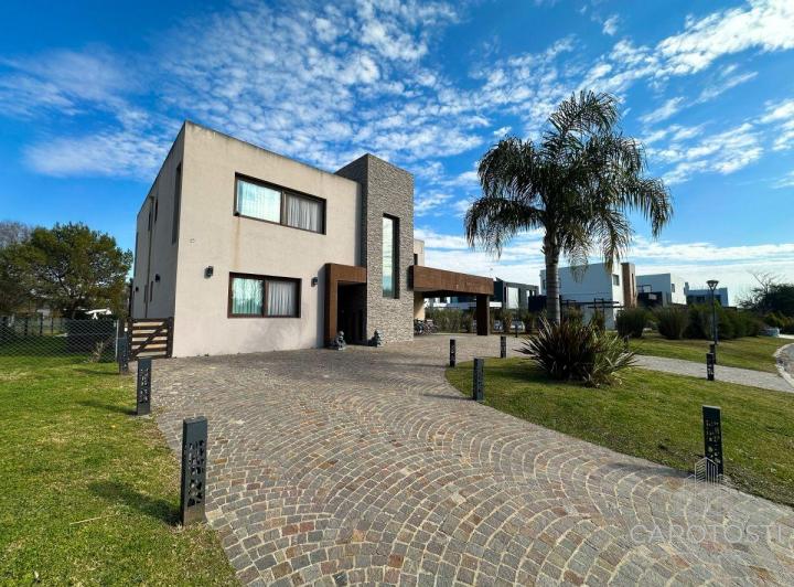 Casa · 40m² · 5 Ambientes · 2 Cocheras