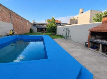 Casa · 150m² · 4 Ambientes · 2 Cocheras · Casa 4 Amb | Fondo Libre y Pileta. Lote de 414 m²