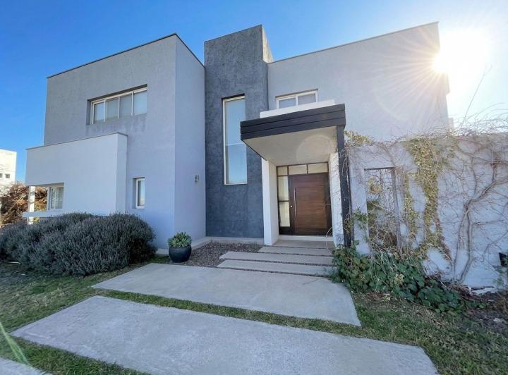 Casa · 230m² · 7 Ambientes · 2 Cocheras