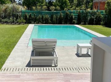 Casa · 350m² · 4 Ambientes · 4 Cocheras · Casa en Albanueva - Alquiler Temporada