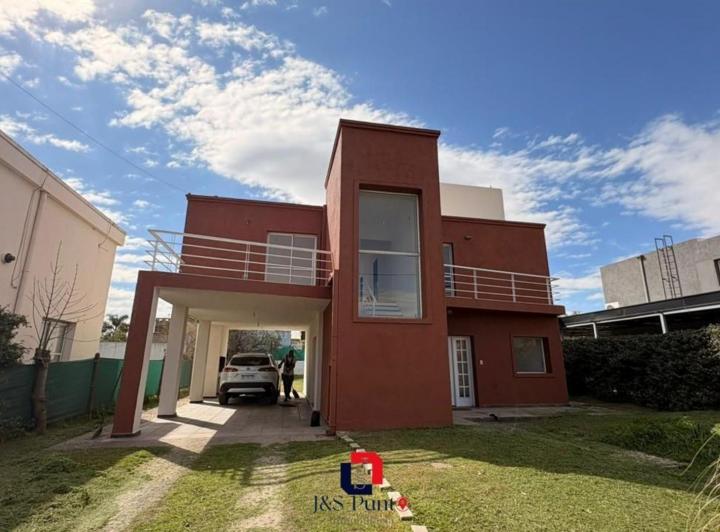 Casa · 200m² · 4 Ambientes · 3 Cocheras