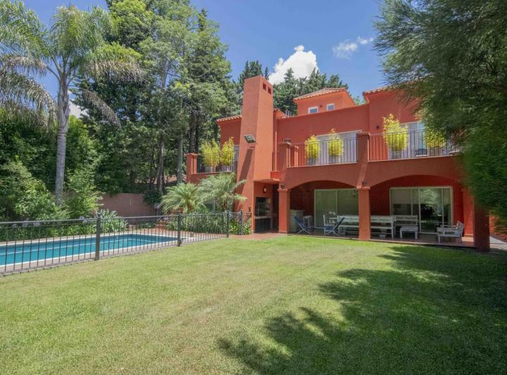 Casa · 286m² · 5 Ambientes · 3 Cocheras
