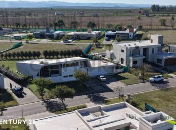 Casa · 350m² · 5 Ambientes · 2 Cocheras · Siete Soles · Casa en Planta Baja de Categoría · 3 Dorm. · Piscina · Cava · 2 Co