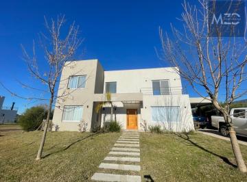Casa · 165m² · 4 Ambientes · 6 Cocheras · Hermosa Casa a La Venta en Maschwitz