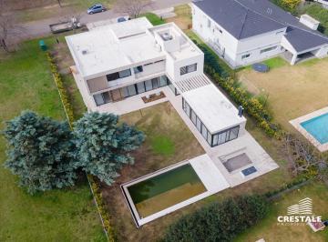Casa · 367m² · 9 Ambientes · 3 Cocheras · Venta / Permuta - Casa 3 Dorm. en Barrio Privado - Kentucky Club de Campo, Funes.
