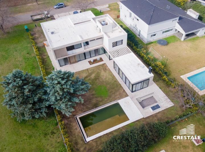 Casa · 367m² · 9 Ambientes · 3 Cocheras