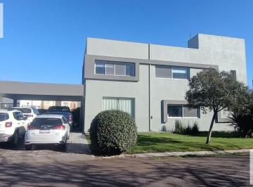 Casa · 220m² · 4 Ambientes · 2 Cocheras · Alquiler Casa Amueblada Nivel Gerencial.